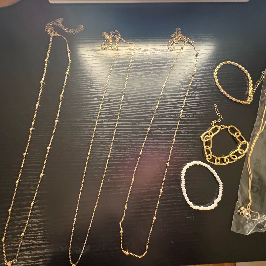 Othr Gold And White Necklace Set